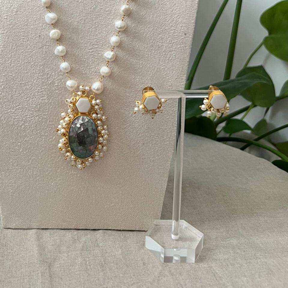 Beautiful Abalone Green Cracked Centre Stone with Freshwater Pearls Chain - Item F