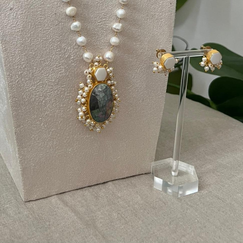 Beautiful Abalone Green Cracked Centre Stone with Freshwater Pearls Chain - Item F