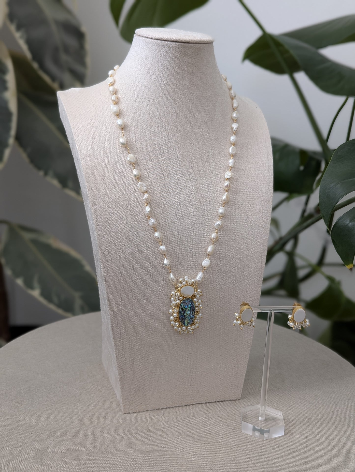 Iridescent Abalone Green Cracked Centre Stone with Freshwater Pearls Chain - Item F2
