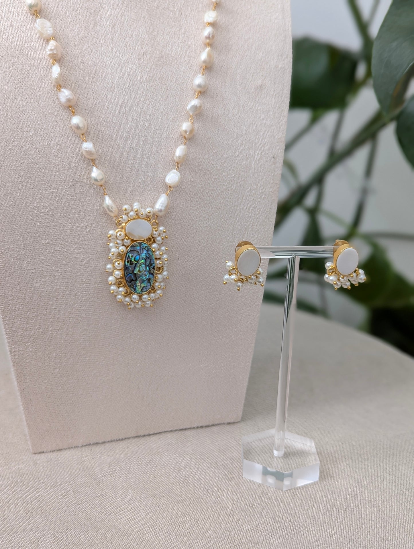 Iridescent Abalone Green Cracked Centre Stone with Freshwater Pearls Chain - Item F2