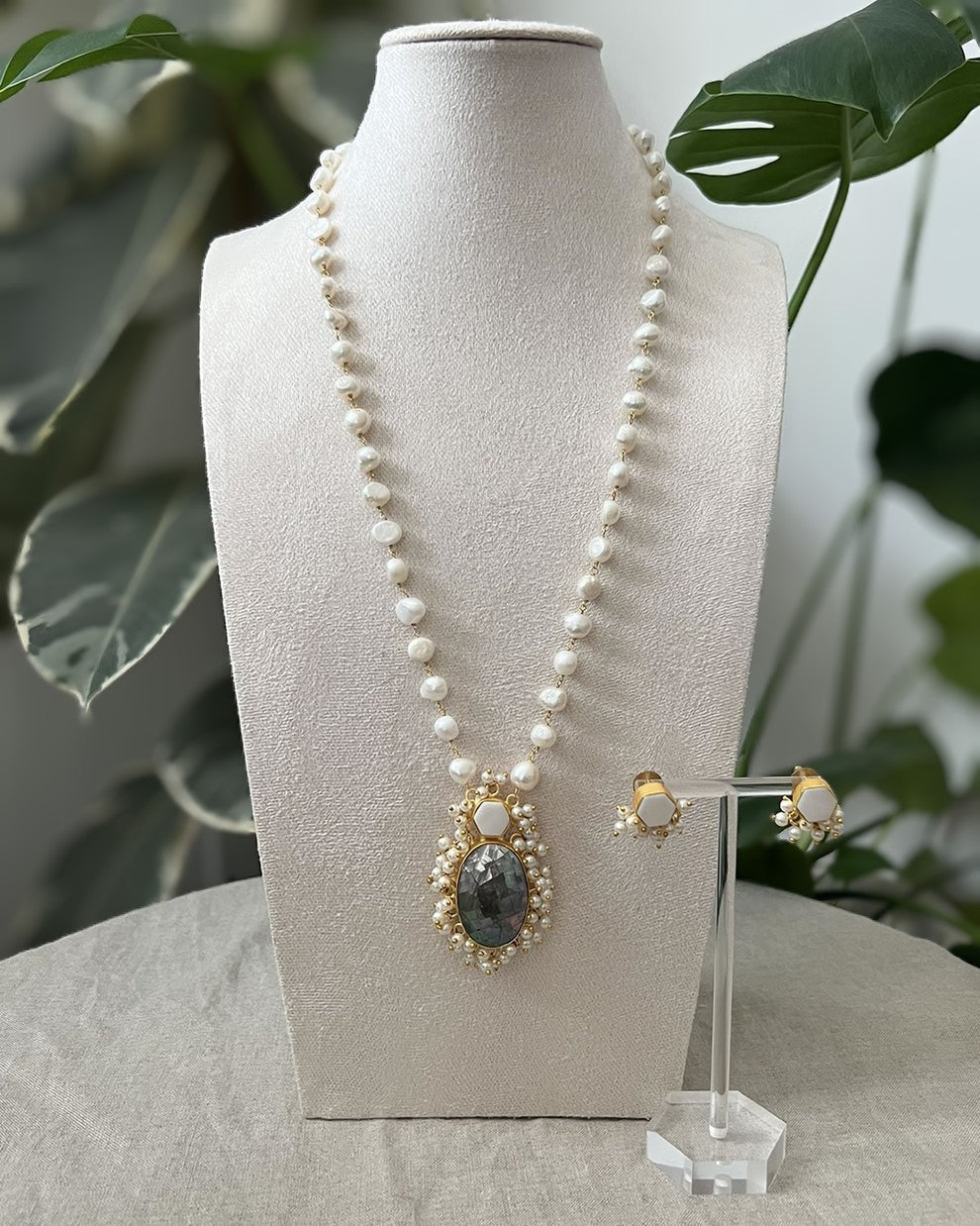 Emerald Green Cracked Centre Stone with Freshwater Pearls Chain - Item F