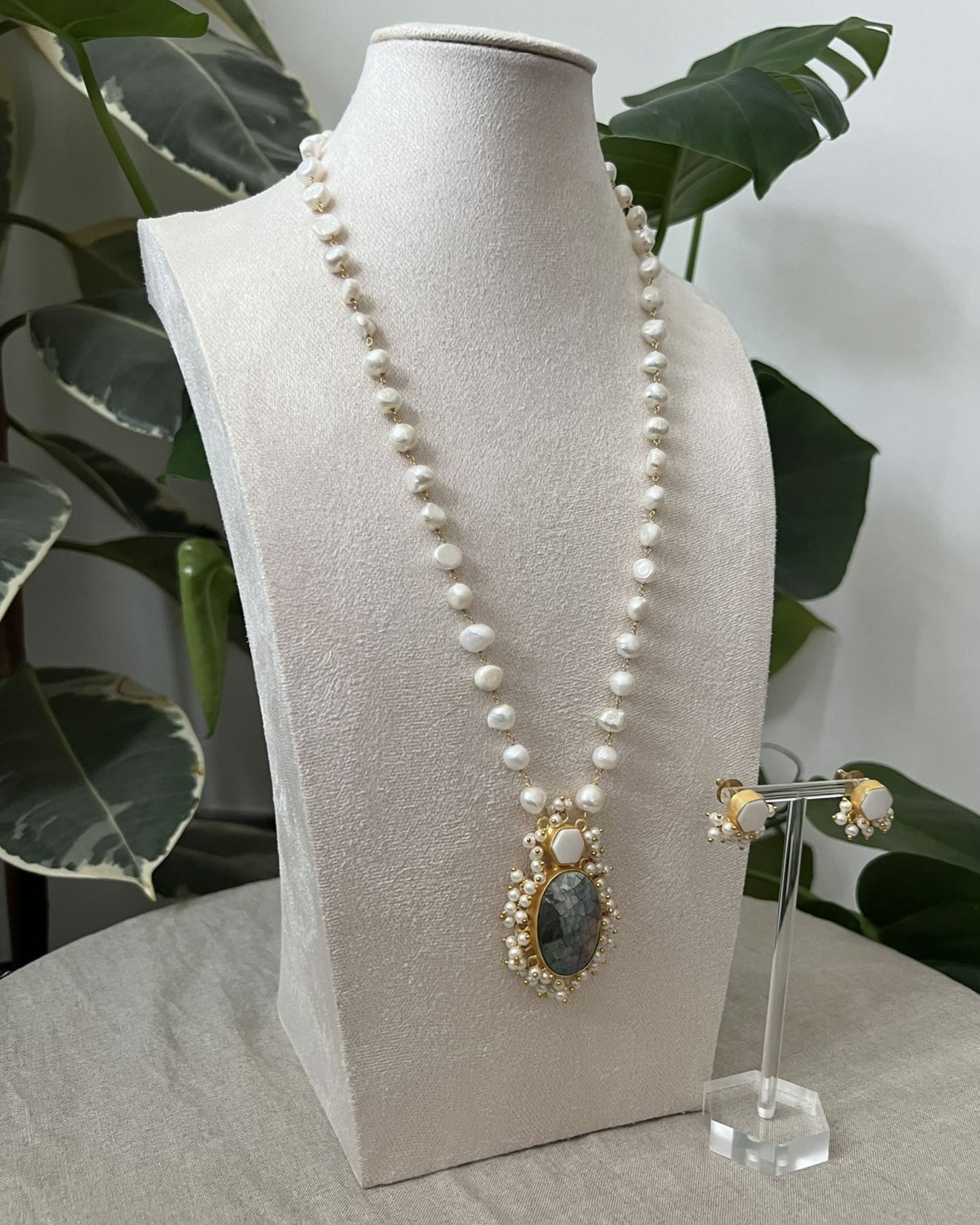 Beautiful Abalone Green Cracked Centre Stone with Freshwater Pearls Chain - Item F