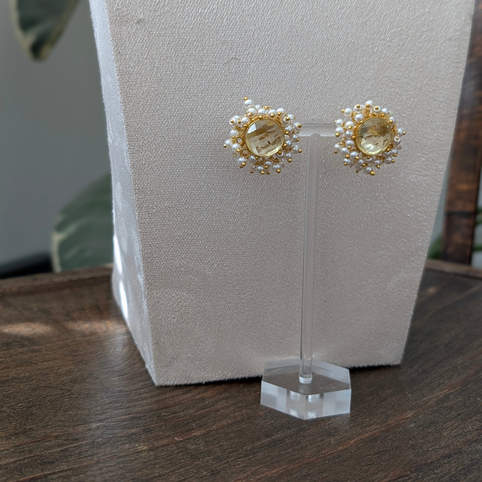 Yellow jewellery set with necklace tikka and earrings 