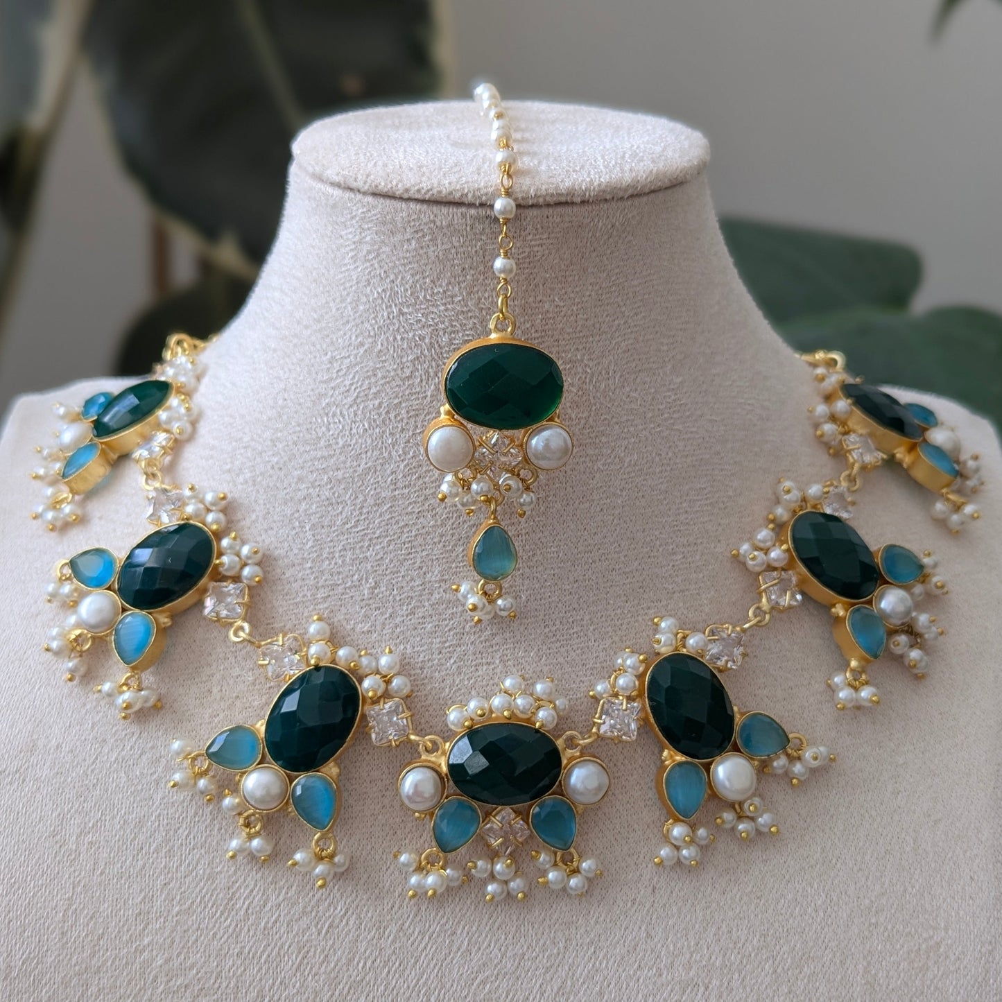 Jewelry set with necklace and earrings on a mannequin bust