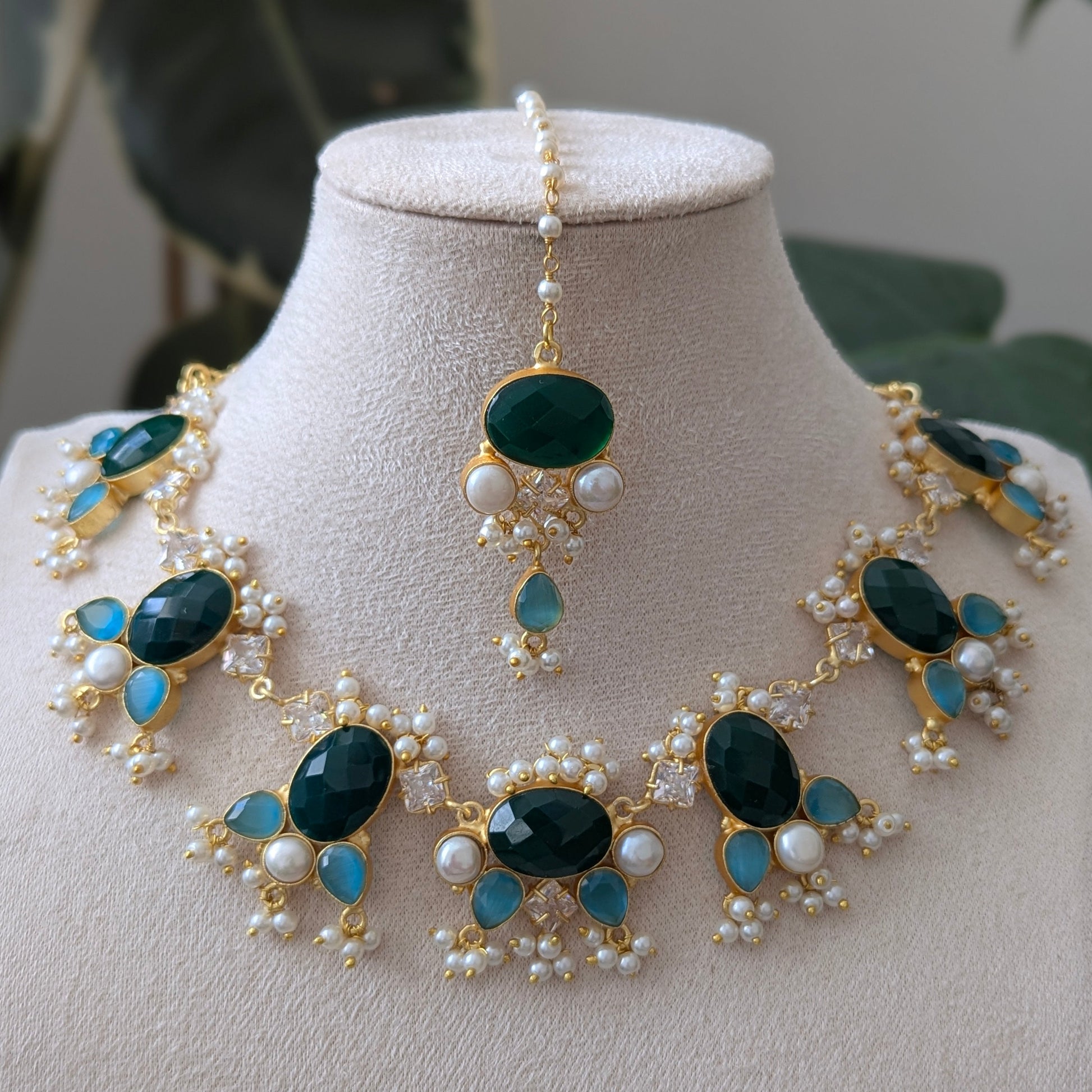 Jewelry set with necklace and earrings on a mannequin bust