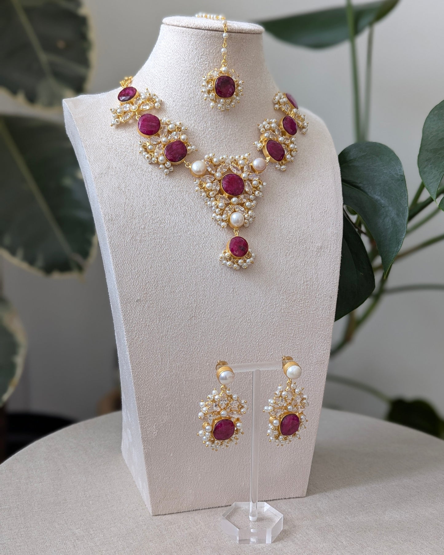 Jewelry set with necklace and earrings on a mannequin bust