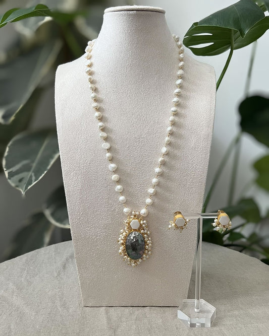 Emerald Green Cracked Centre Stone with Freshwater Pearls Chain - Item F